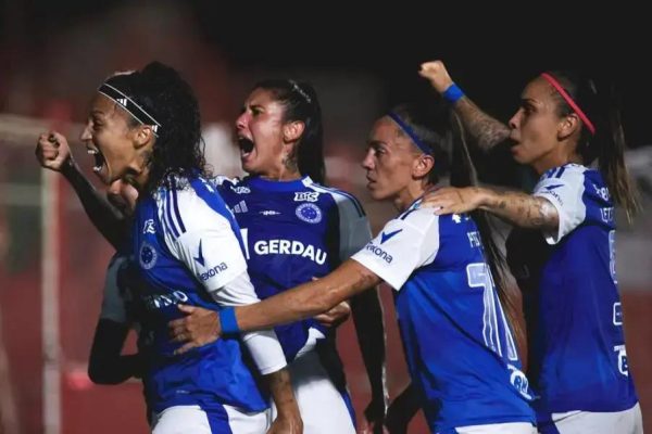 Cruzeiro conquista vitória emocionante com virada sobre o Grêmio no Brasileirão Feminino