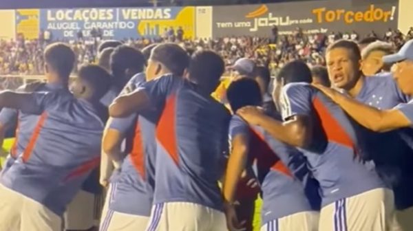 Jogadores do Cruzeiro reunidos antes de partida pela Copinha (foto: Reproduo/TV Cruzeiro)