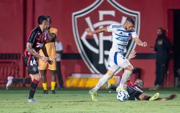 Cruzeiro e Vitória ficam no 0 a 0 em partida marcada por chuva intensa