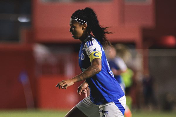 Byanca Brasil, atacante do Cruzeiro, em campo (foto: Gustavo Martins/Cruzeiro)