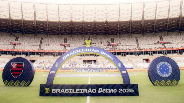 Escudos de Flamengo e Cruzeiro no Mineiro (foto: Adriano Fontes/Flamengo)