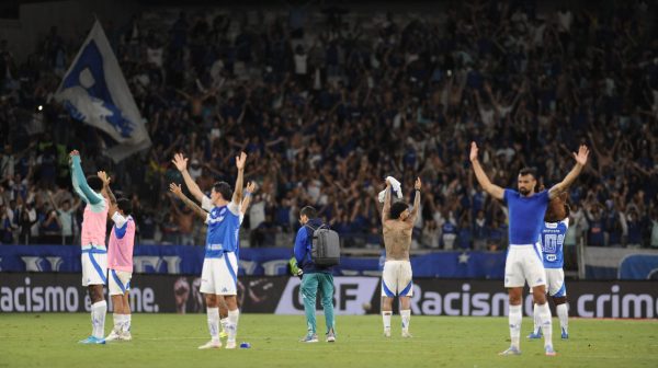 Jogadores do Cruzeiro cumprimentando a torcida aps vitria no Mineiro (foto: Alexandre Guzanshe/EM/D.A. Press)