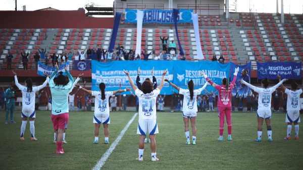 Jogadoras do Cruzeiro em saudao  torcida aps confronto pelo Campeonato Brasileiro Feminino (foto: Gustavo Martins/Cruzeiro)