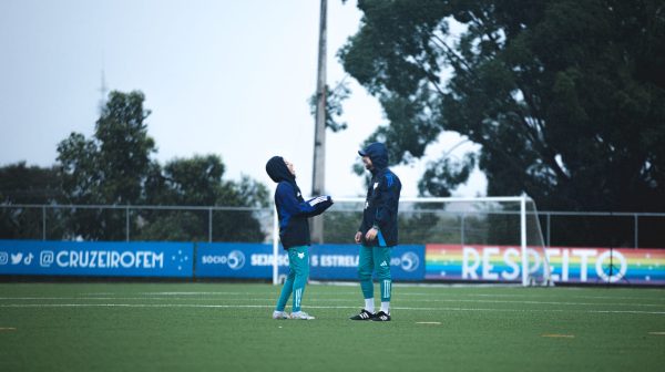 Rlany Silva, auxiliar tcnica, e Jonas Urias, tcnico do Cruzeiro feminino (foto: Gustavo Martins/Cruzeiro)