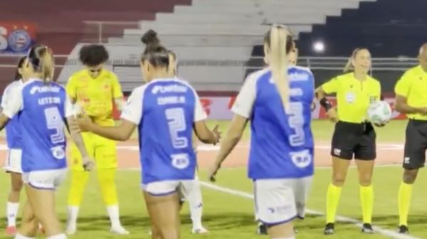 Jogadoras do Cruzeiro entrando em campo com novo uniforme (foto: Reproduo/Cruzeiro)