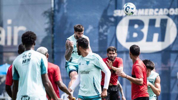 Jogadores de Cruzeiro e Pouso Alegre durante jogo-treino na Toca da Raposa 2 (foto: Gustavo Aleixo/Cruzeiro)