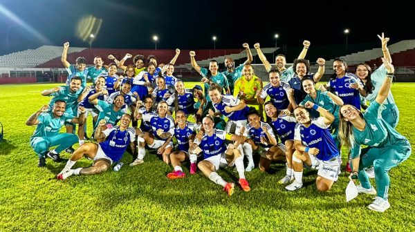 Jogadoras do Cruzeiro celebrando vitria sobre o Bahia, pelas quartas de final da Supercopa (foto: Reproduo/Cruzeiro)