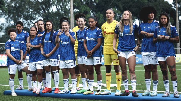 Jogadoras do Cruzeiro durante apresentao na Toca da Raposa 2 (foto: Gustavo Martins/Cruzeiro)