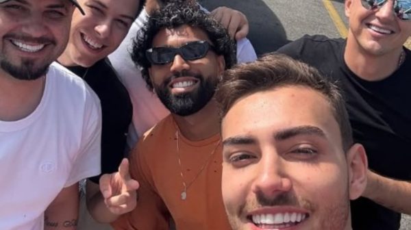 No Instagram pessoal, Joo Pedro publicou foto ao lado de Gabi e outros quatro amigos (foto: Reproduo/Instagram)