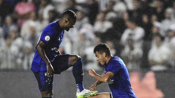 Jogadores do Cruzeiro comemoram gol sobre o Santos (foto: Staff Images/Cruzeiro)