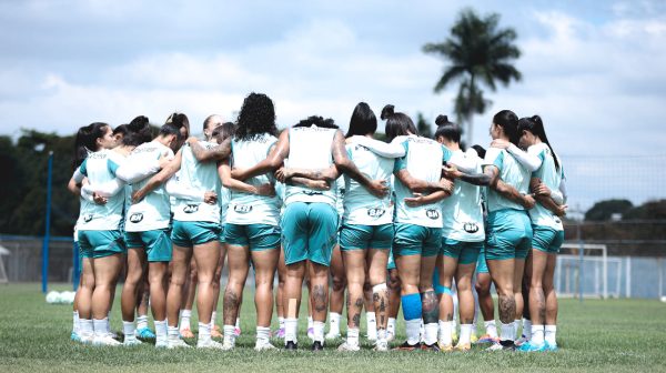 Jogadoras do Cruzeiro reunidas em campo de treinamento na Toca da Raposa 1 (foto: Gustavo Martins/Cruzeiro
)