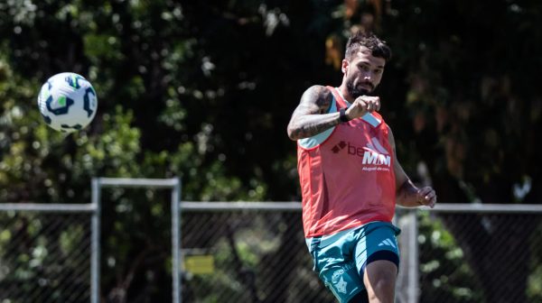 Lautaro Daz, atacante do Cruzeiro, em treino na Toca da Raposa 2 (foto: Gustavo Aleixo/Cruzeiro)