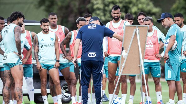 Leonardo Jardim, tcnico do Cruzeiro, e jogadores na Toca da Raposa (foto: Gustavo Aleixo/Cruzeiro)