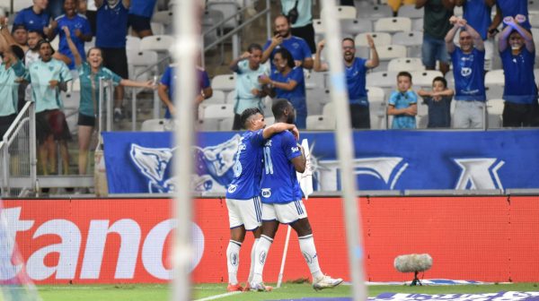 Bolasie e Kaiki, jogadores do Cruzeiro, comemorando gol sobre o Tombense, pelo Mineiro (foto: Ramon Lisboa/EM/D.A Press)