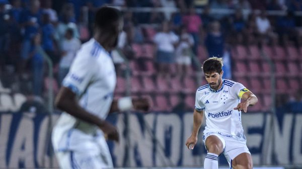 Lucas Silva, volante do Cruzeiro, durante derrota para o Democrata-GV (foto: Gustavo Aleixo/Cruzeiro)