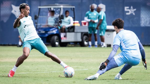 Matheus Pereira, meio-campista do Cruzeiro, durante jogo-treino na Toca da Raposa (foto: Gustavo Aleixo/Cruzeiro)