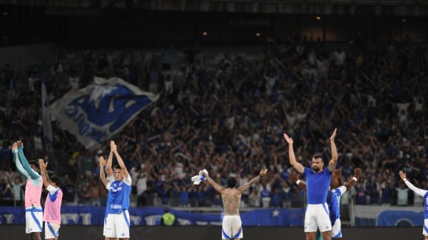 Jogadores do Cruzeiro saudando a torcida no Mineiro aps vitria sobre o Vila Nova, pela Copa do Brasil (foto: Alexandre Guzanshe/EM/D.A Press)