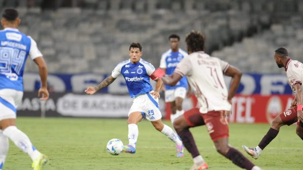 Lucas Romero vestiu a braadeira de capito do Cruzeiro na derrota por 2 a 1 para o Mushuc Runa (foto: Alexandre Guzanshe/EM/D.A Press)