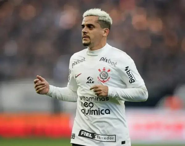 Cruzeiro negocia empréstimo de Fagner do Corinthians para 2025