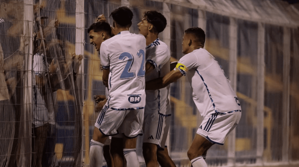 Jogadores do Cruzeiro comemorando gol na Copinha (foto: Guilherme Veiga/Cruzeiro)