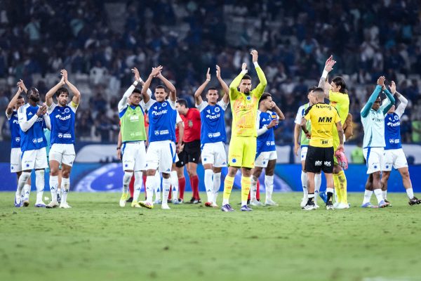 Jogadores do Cruzeiro saudando a torcida no Mineiro (foto: Gustavo Aleixo/Cruzeiro)