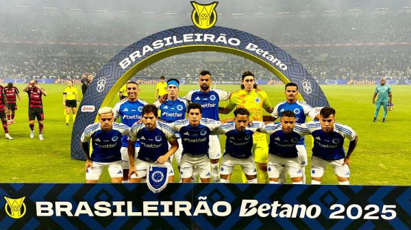 Time titular do Cruzeiro contra o Flamengo posicionado para foto (foto: Ramon Lisboa/EM/D.A Press)