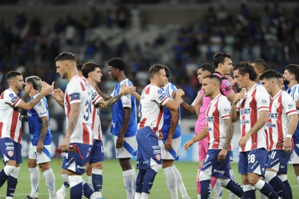 Jogadores de Cruzeiro e Unin se cumprimentando antes de partida pela Sul-Americana (foto: Alexandre Guzanshe/EM/DA Pres)