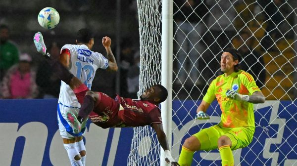Cssio, goleiro do Cruzeiro, durante partida com Mushuc Runa, pela Sul-Americana (foto: Rodrigo Buendia/AFP)