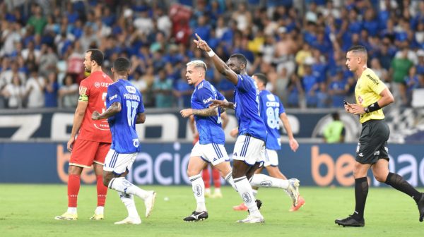 Jogadores do Cruzeiro comemorando gol sobre Tombense (foto: Ramon Lisboa/EM/D.A Press)