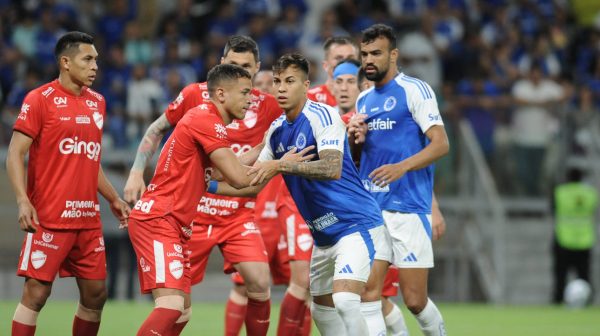 Cruzeiro e Vila Nova abriram a disputa por uma vaga nas oitavas de final da Copa do Brasil no Mineiro (foto: Alexandre Guzanshe/EM/D.A. Press)