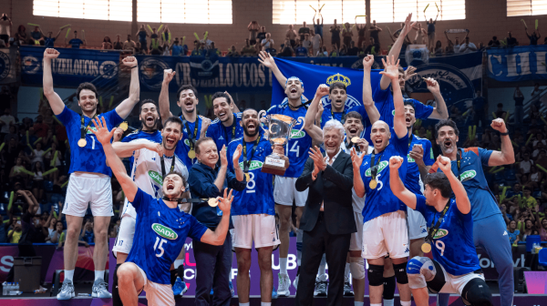 Time de vlei do Cruzeiro com taa do Campeonato Mundial (foto: Agncia i7/Cruzeiro)