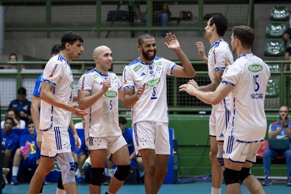 Jogadores de vlei do Cruzeiro comemoram ponto (foto: Agncia i7/Sada Cruzeiro)