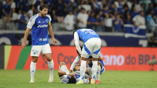 William, lateral-direito do Cruzeiro, cado no gramado do Mineiro (foto: Alexandre Guzanshe/EM/D.A Press)