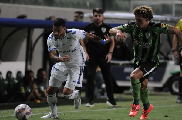 Jogadores de Cruzeiro e Amrica em partida pelo Campeonato Mineiro (foto: Alexandre Guzanshe/EM/D.A Press )