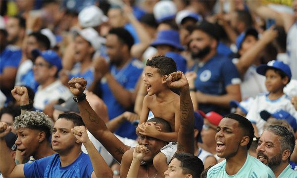 Torcedores do Cruzeiro celebram gol de Lautaro Daz (foto: Alexandre Guzanshe/EM D.A Press)