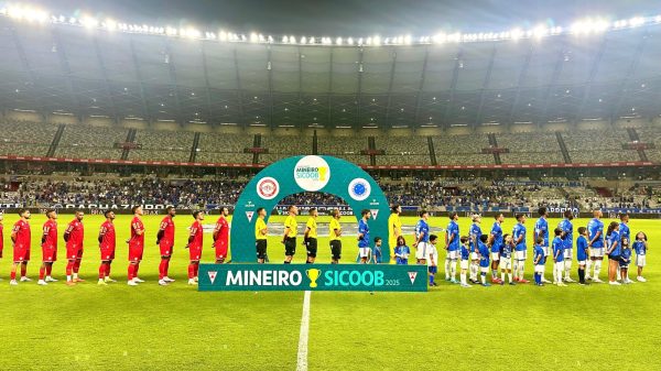 Jogadores de Tombense e Cruzeiro perfilados no Mineiro (foto: Ramon Lisboa/EM/D.A Press)