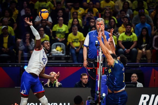 Cuba, de Lpez, dolo do Cruzeiro, superou Seleo Brasileira em pleno Maracanzinho (foto: Divulgao/FIVB)