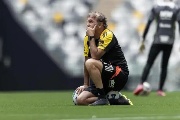 Cuca no gramado sintético da Arena MRV