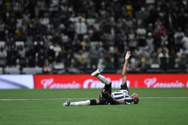 Cuello cai no gramado da Arena MRV aps sentir dores na coxa direita (foto: Alexandre Guzanshe/EM/D.A Press)