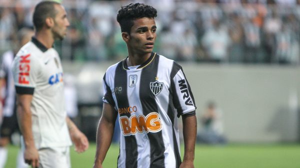 Danielzinho em ao durant estreia profissional pelo Atltico, em 2013, contra o Corinthians (foto: Bruno Cantini/Atltico)