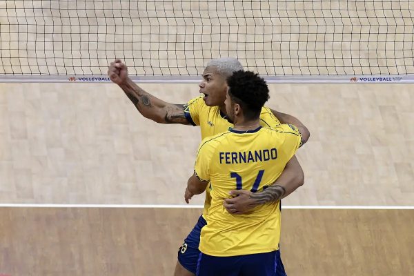 Darlan e Cachopa comemoram ponto da Seleo contra o Ir (foto: Mauricio Val/FV Imagem/CBV)