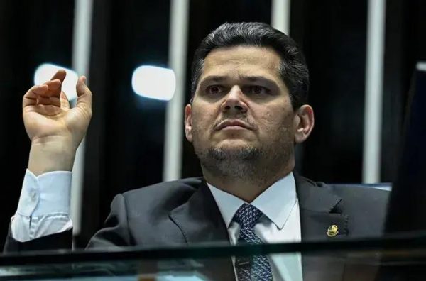 Davi Alcolumbre critica aumento de impostos pelo governo Lula sem diálogo