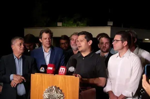Davi Alcolumbre propõe revisão de isenções tributárias após reunião com Haddad