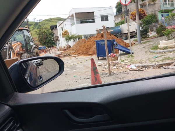 Na Praça Rozalita, no Centro Sul de Timóteo, obra da Copasa impõe riscos de acidentes