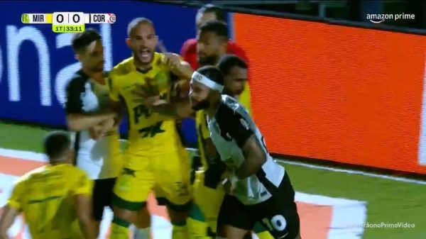 Joo Victor, do Mirassol, tira satisfao com Memphis aps holands do Corinthians perder pnalti de cavadinha (foto: Reproduo/Amazon Prime Video)