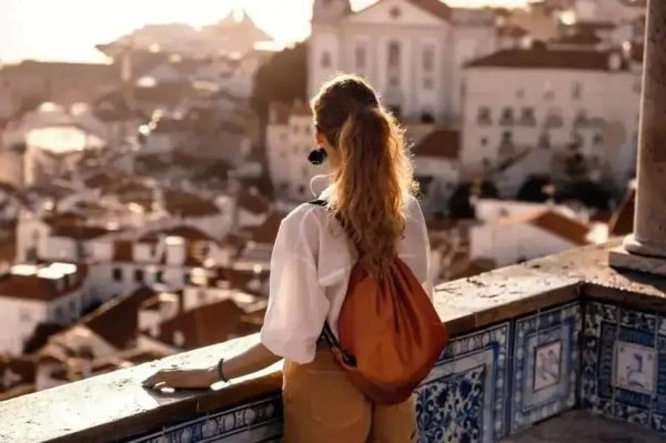 Desconto de 15% em hotéis para mulheres que viajam sozinhas é anunciado pelo MTur