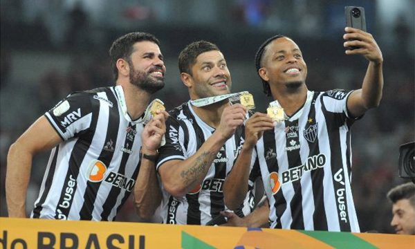 Diego Costa, Hulk e Keno celebram ttulo da Copa do Brasil de 2021 (foto: Ramon Lisboa/EM/D.A Press)
