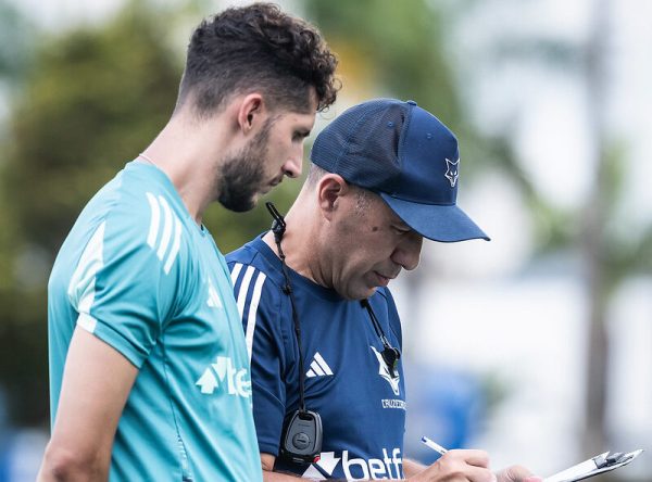Auxiliar Diogo Dias e o tcnico Leonardo Jardim no Cruzeiro (foto: Gustavo Aleixo/Cruzeiro)