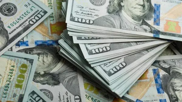 Dólar fecha em alta a R$ 5,710 com expectativas sobre juros no Brasil e EUA