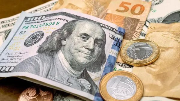 Dólar registra queda e Bolsa enfrenta queda acentuada amid temores de recessão nos EUA